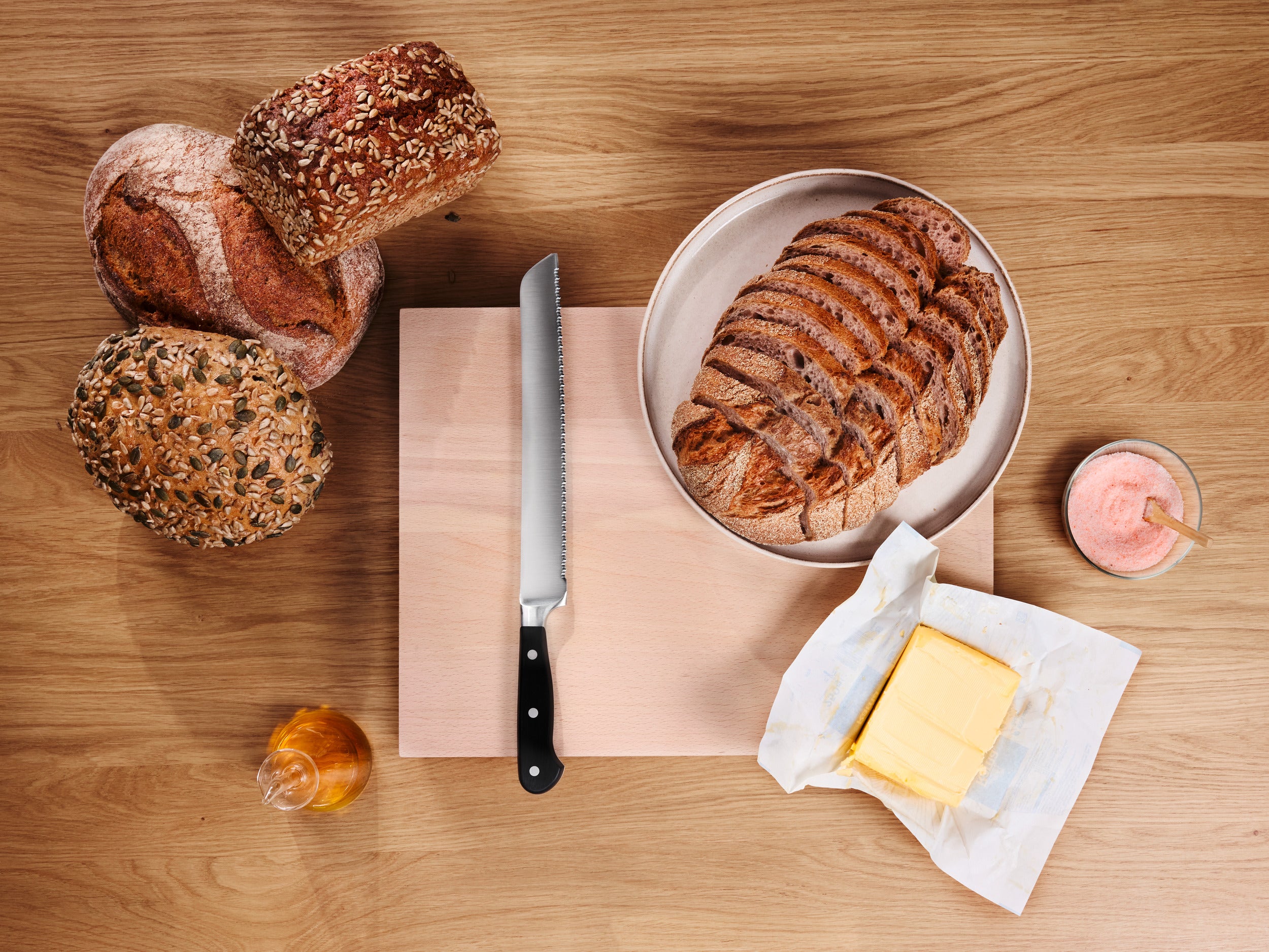 Profi-Schliff: Brotmesser mit und ohne Wellenschliff